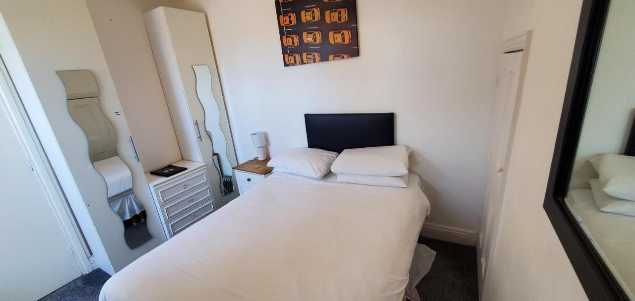 Diamonds Guest House York Bagian luar foto