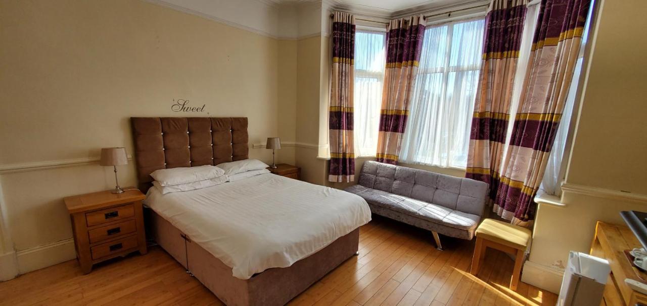 Diamonds Guest House York Bagian luar foto