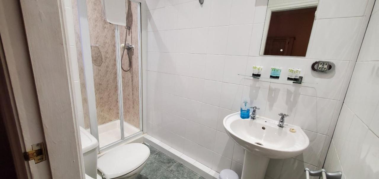 Diamonds Guest House York Bagian luar foto