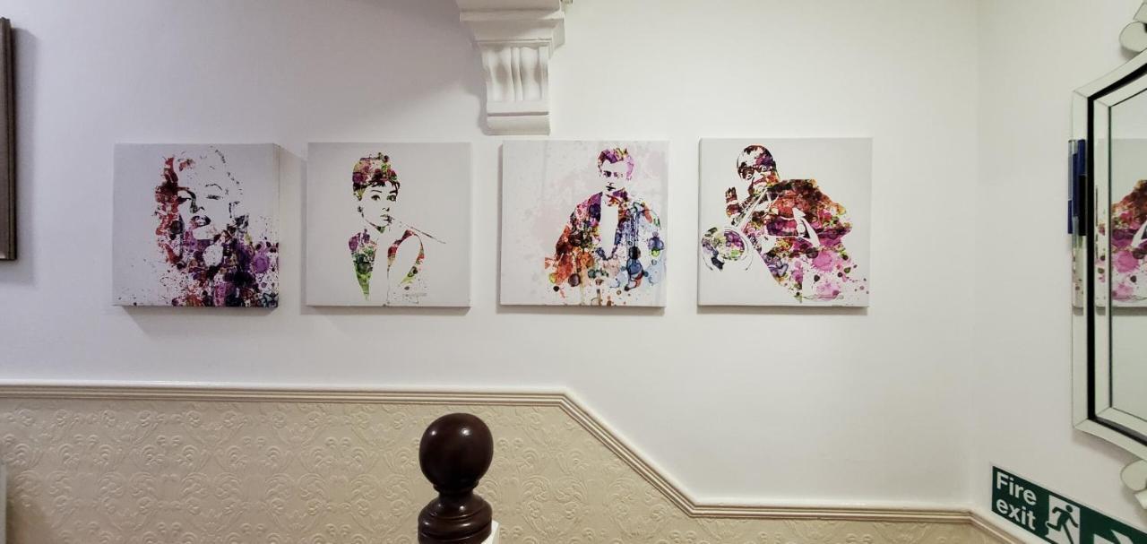 Diamonds Guest House York Bagian luar foto