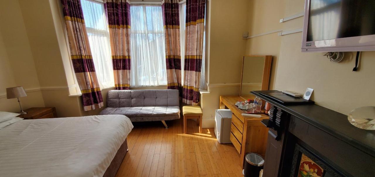 Diamonds Guest House York Bagian luar foto