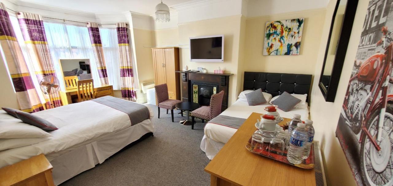 Diamonds Guest House York Bagian luar foto