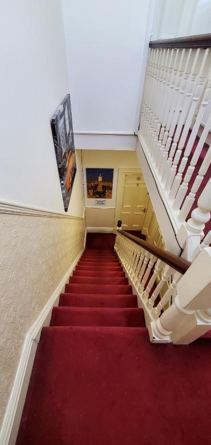 Diamonds Guest House York Bagian luar foto