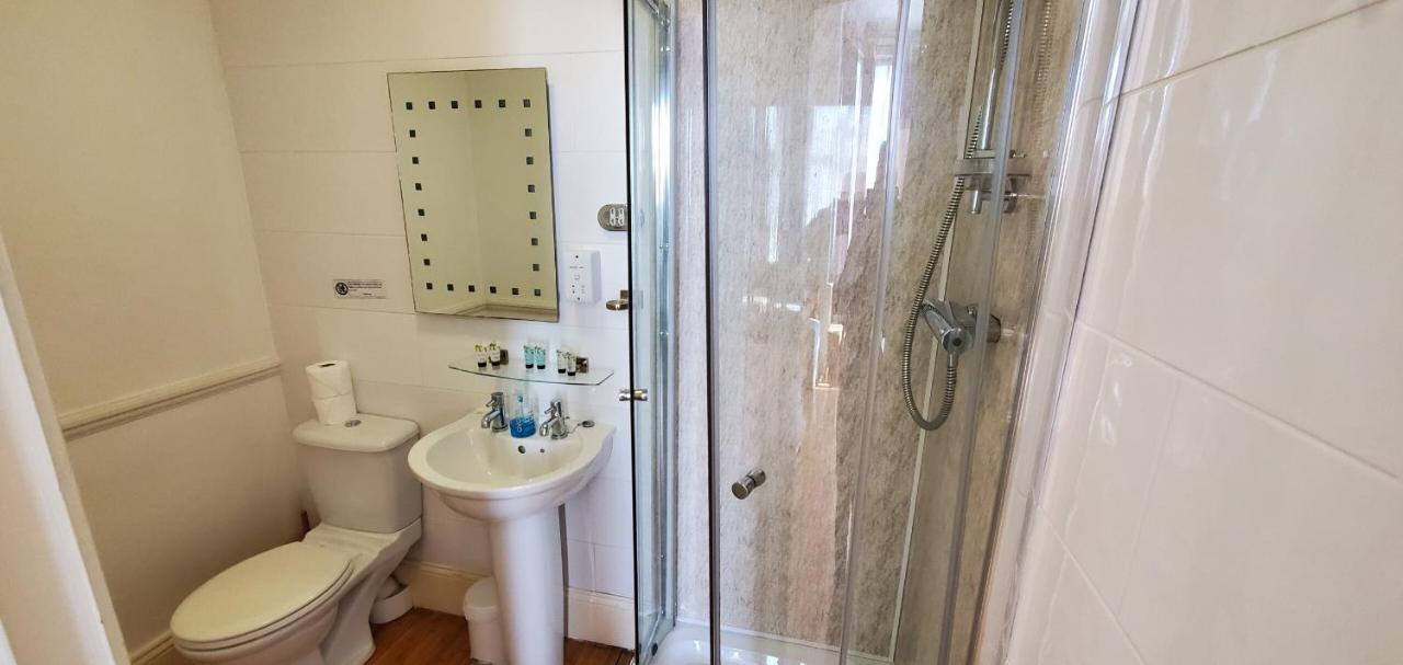 Diamonds Guest House York Bagian luar foto