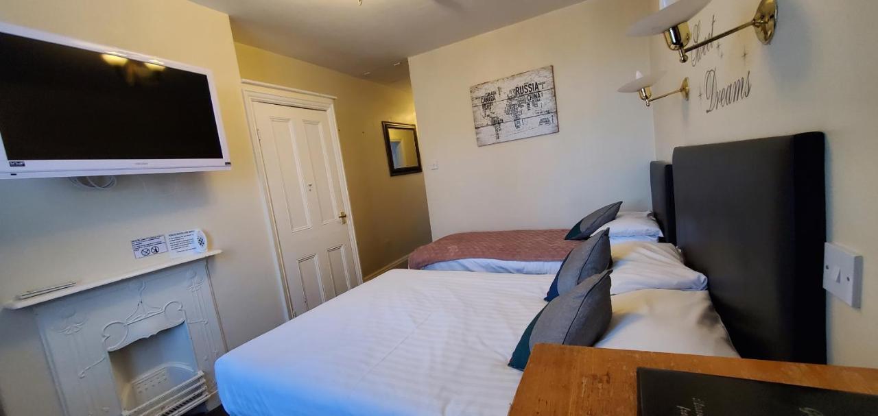 Diamonds Guest House York Bagian luar foto