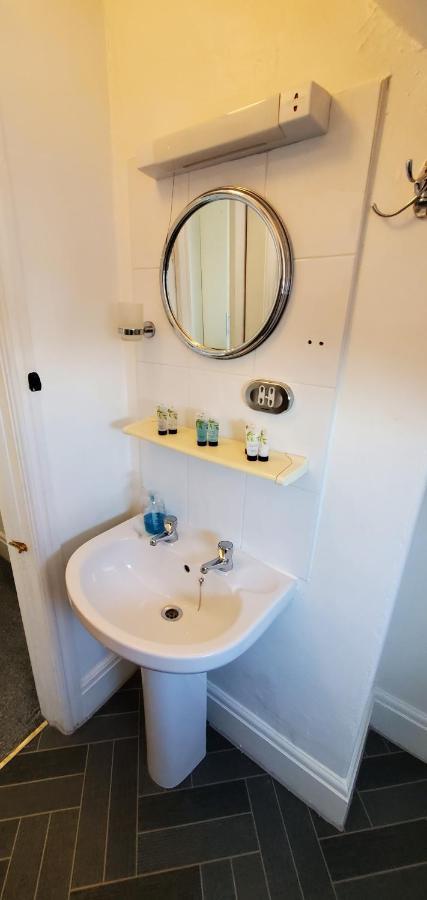 Diamonds Guest House York Bagian luar foto