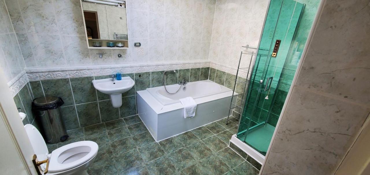 Diamonds Guest House York Bagian luar foto