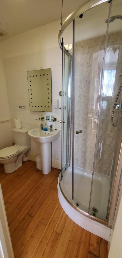 Diamonds Guest House York Bagian luar foto