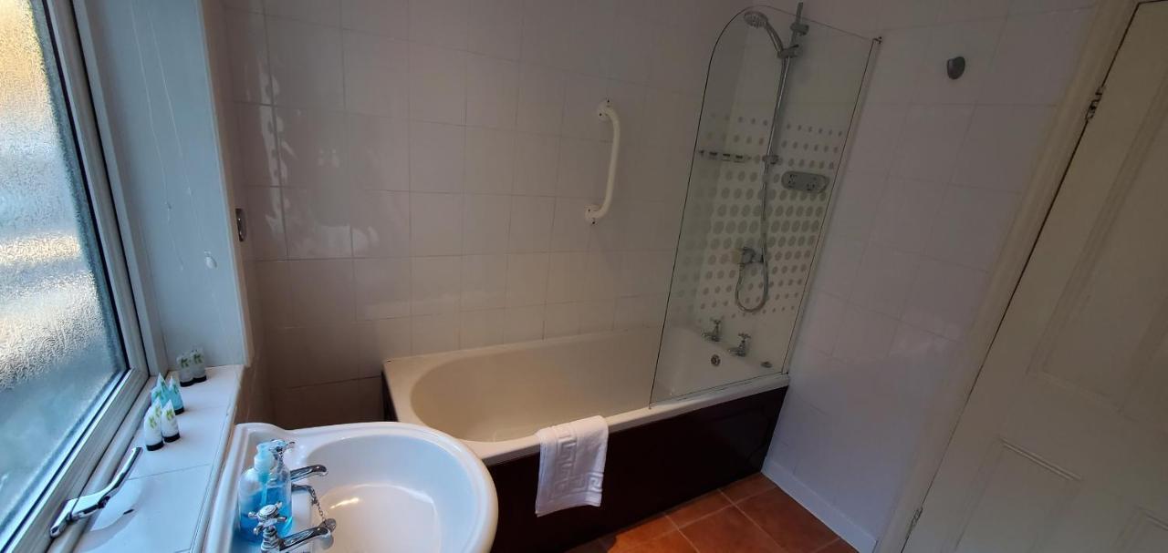 Diamonds Guest House York Bagian luar foto