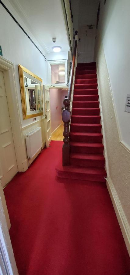 Diamonds Guest House York Bagian luar foto