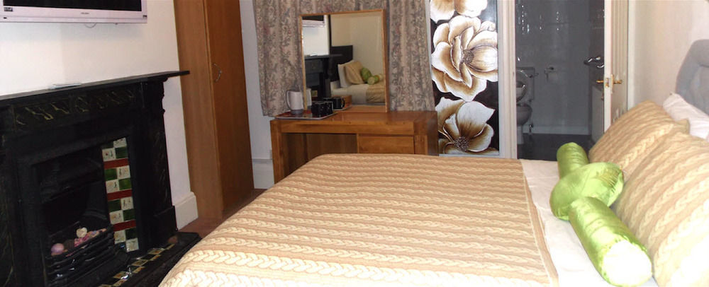 Diamonds Guest House York Bagian luar foto