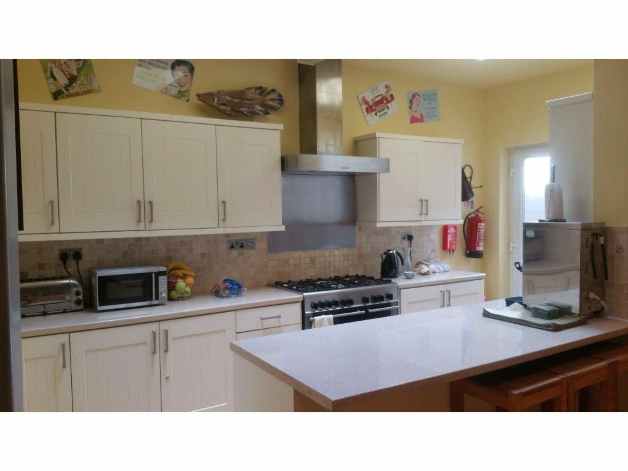 Diamonds Guest House York Bagian luar foto