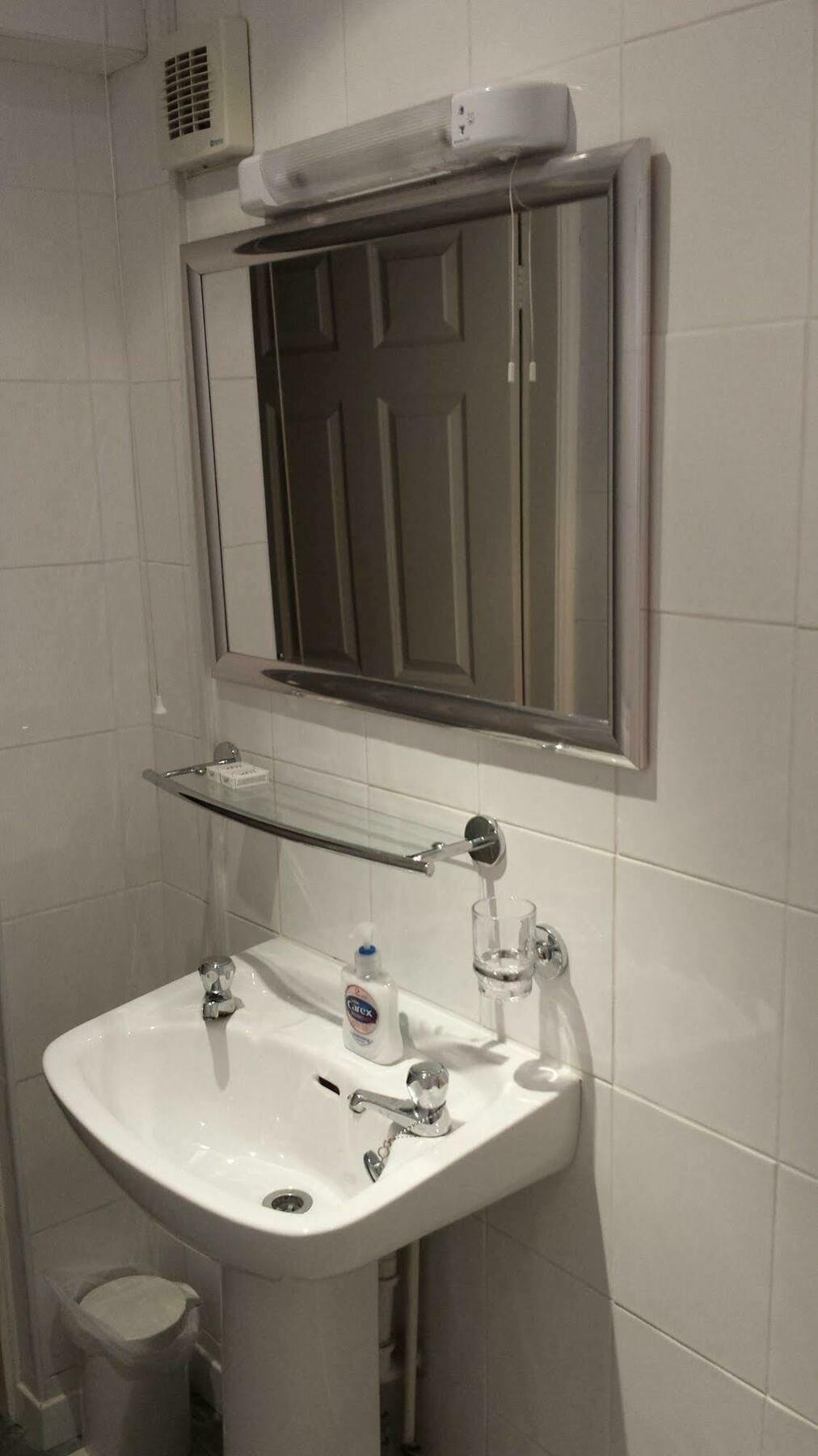 Diamonds Guest House York Bagian luar foto