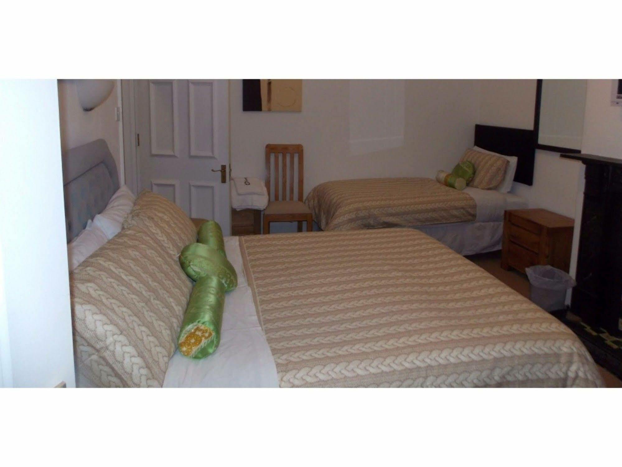 Diamonds Guest House York Bagian luar foto