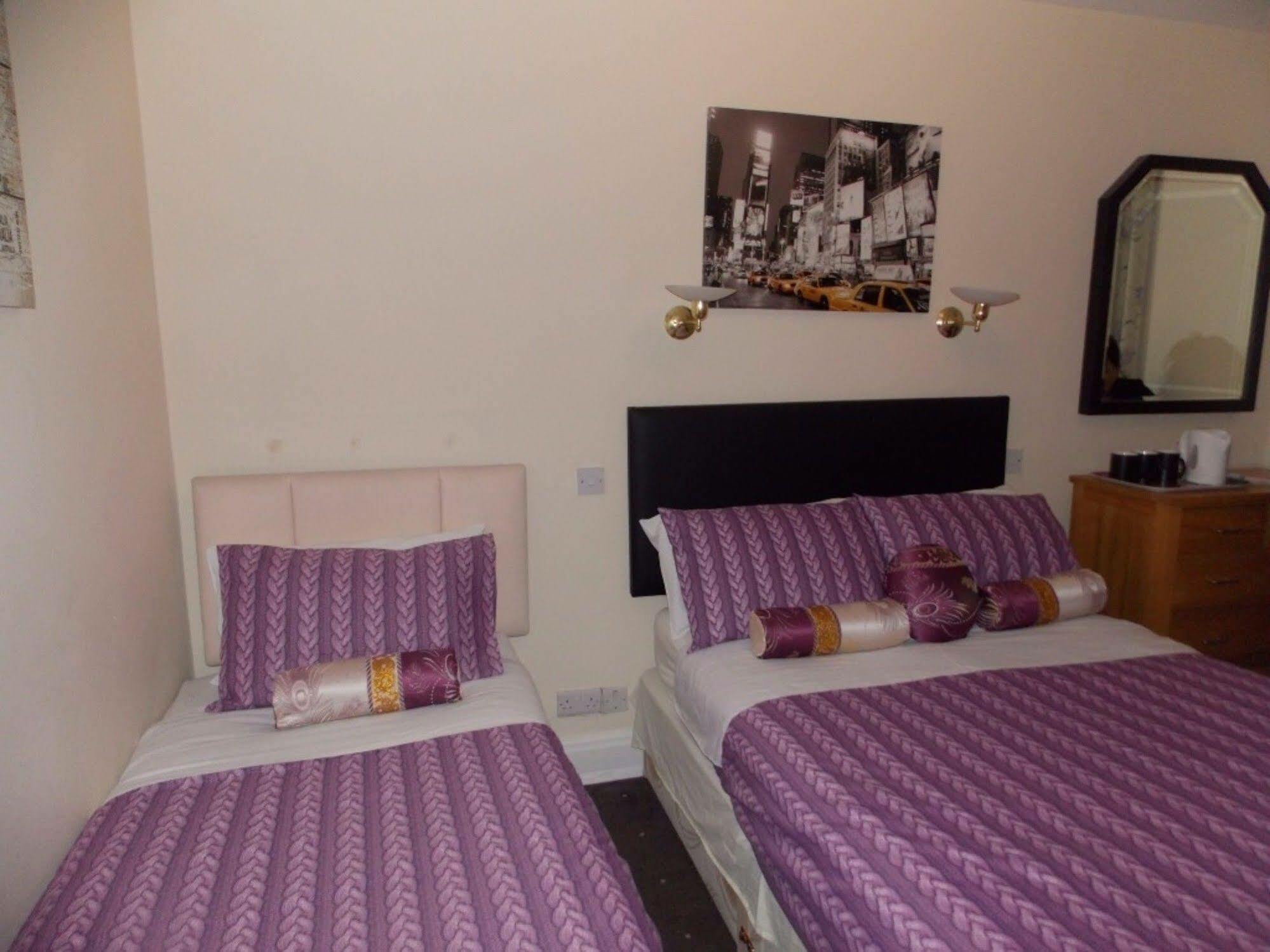 Diamonds Guest House York Bagian luar foto